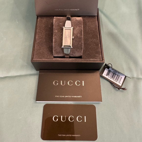 Authentic Gucci Watch 1500L Silver - Picture 2 of 8